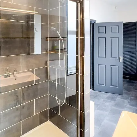 Long Term Booking Discount - Spacious Flat - Relocating Families - Business